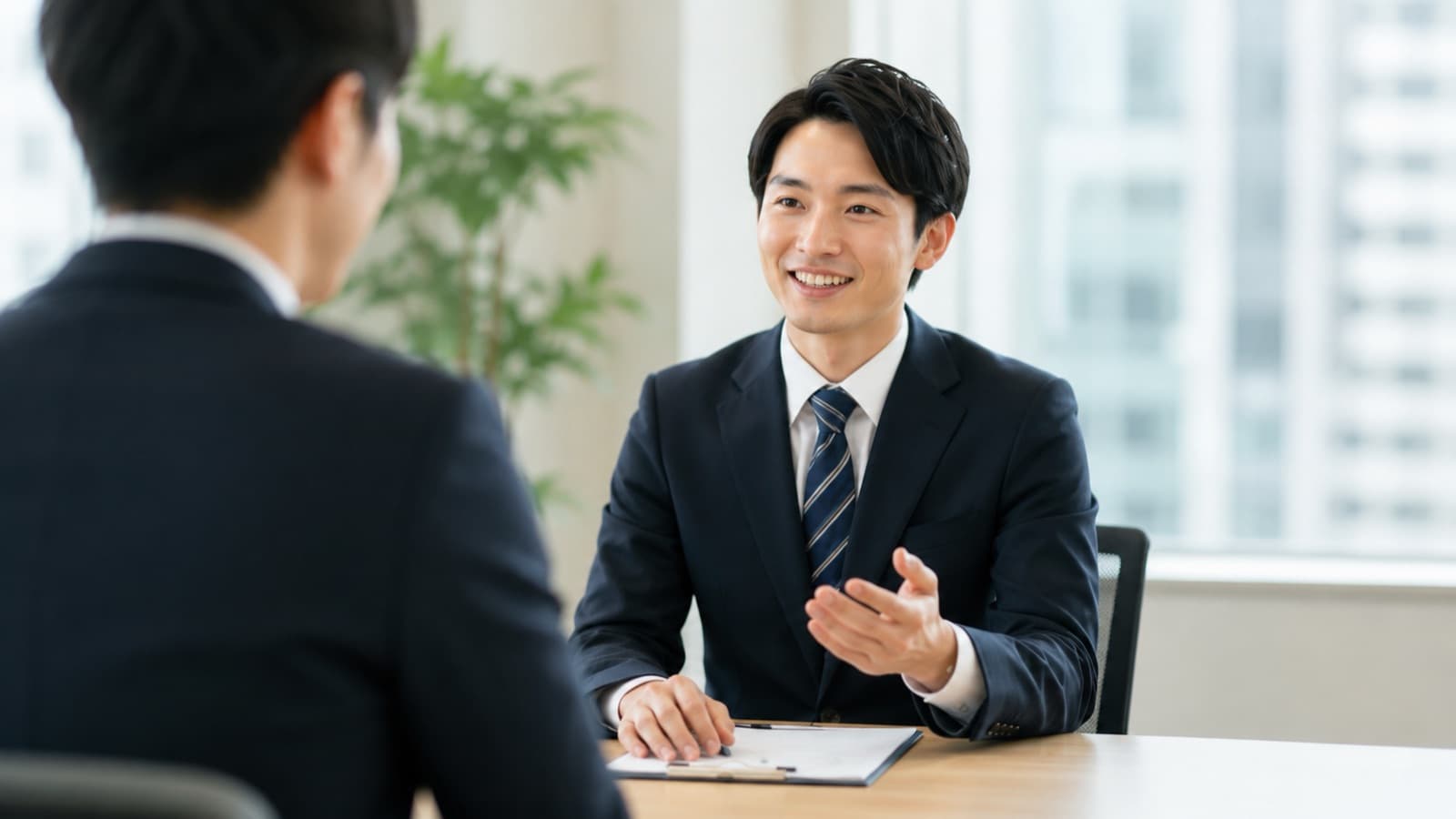 テーブルを挟んで、ゆっくり話を聞く様子のイメージ