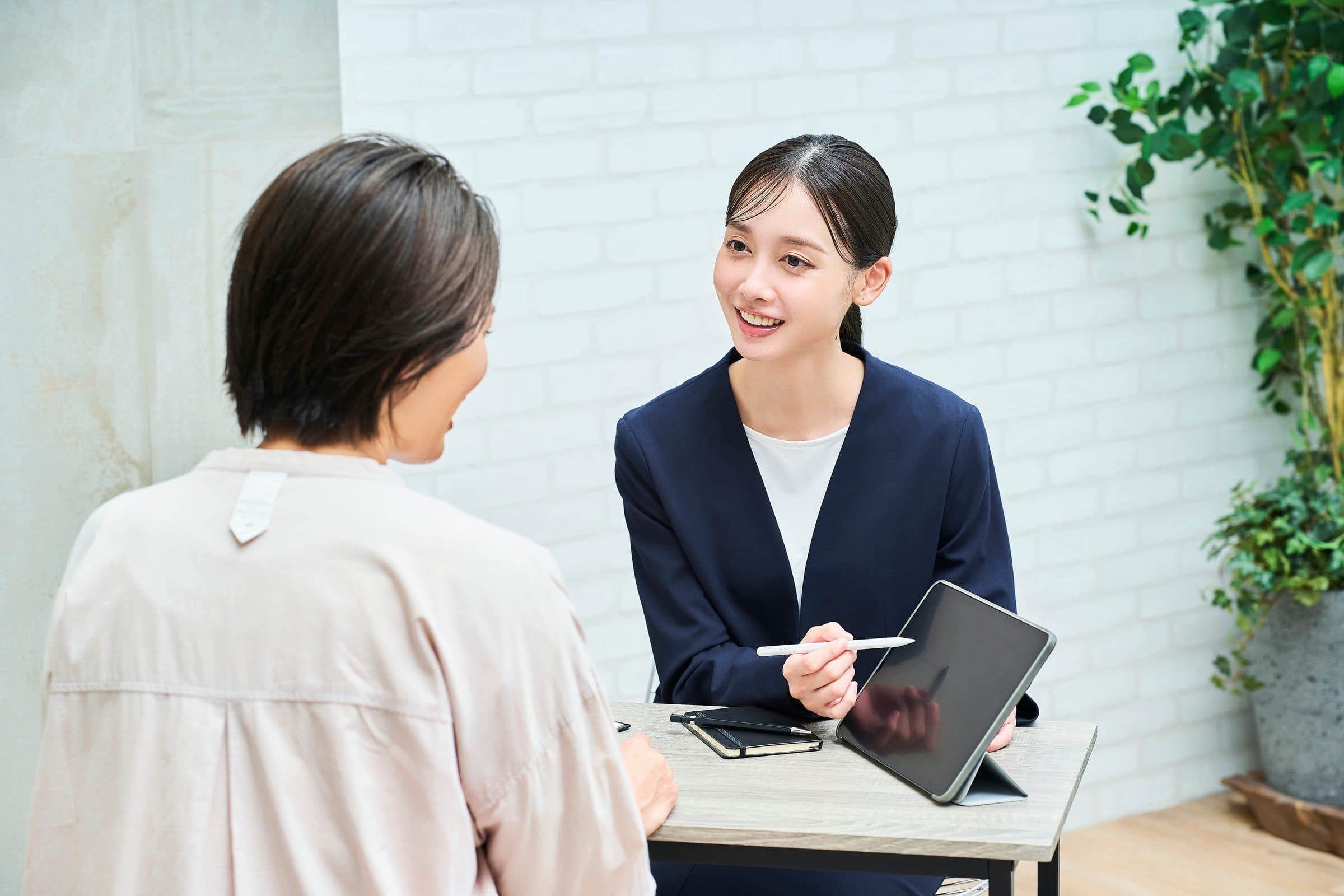 タブレットを使い、対面で相談する様子のイメージ