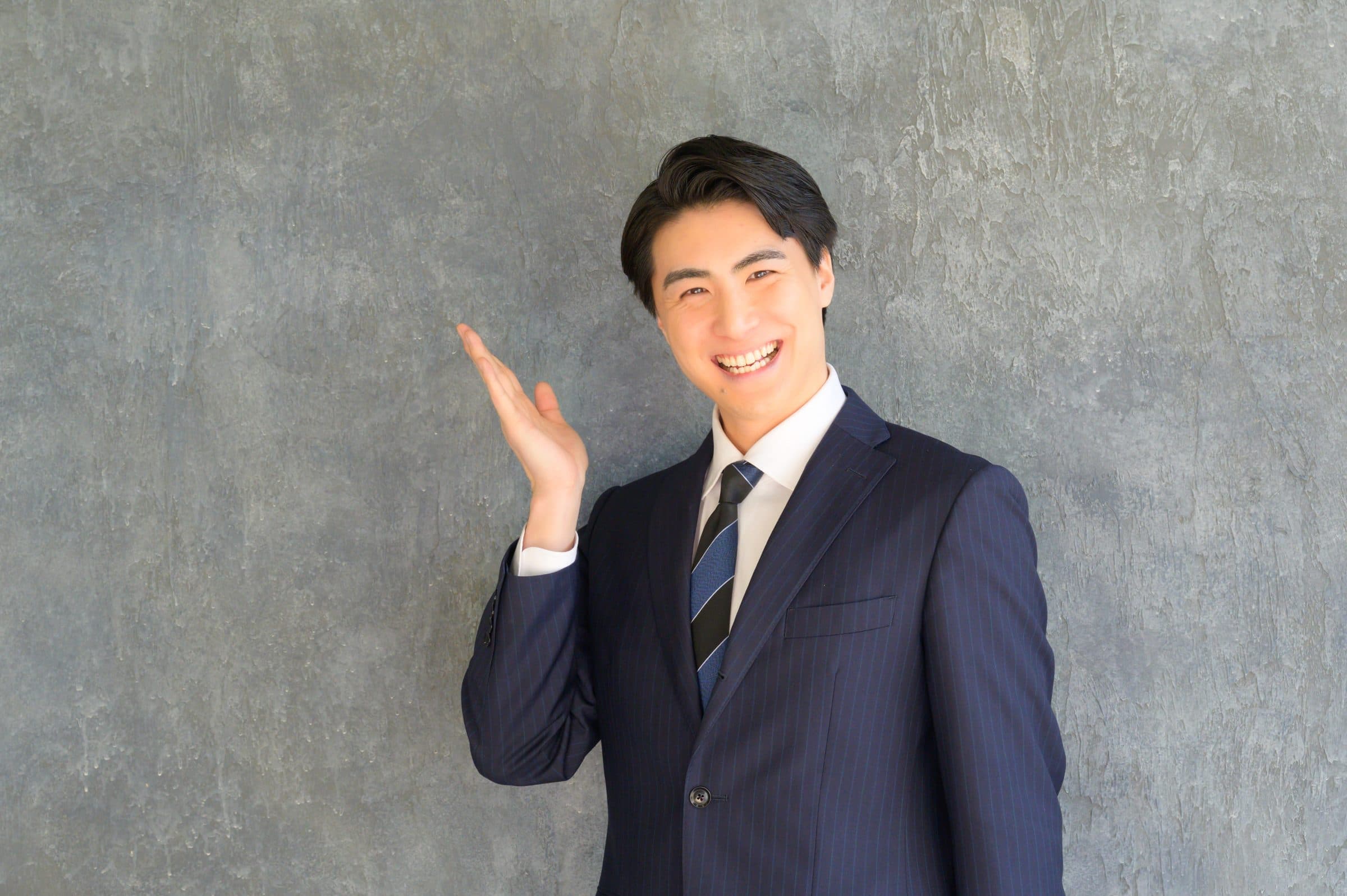 笑顔で案内する人物のイメージ
