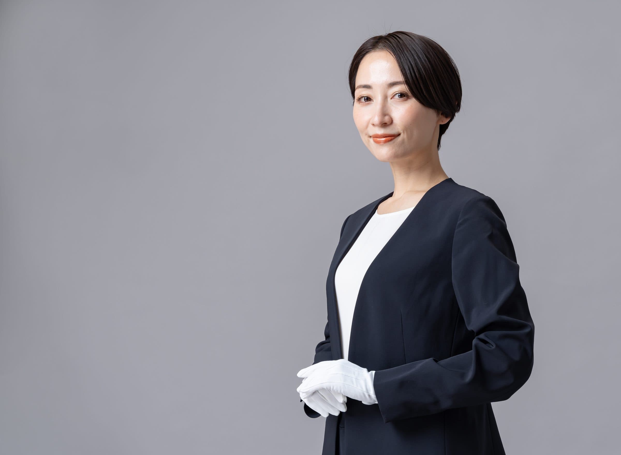 白い手袋を着けて向き合う人物のイメージ